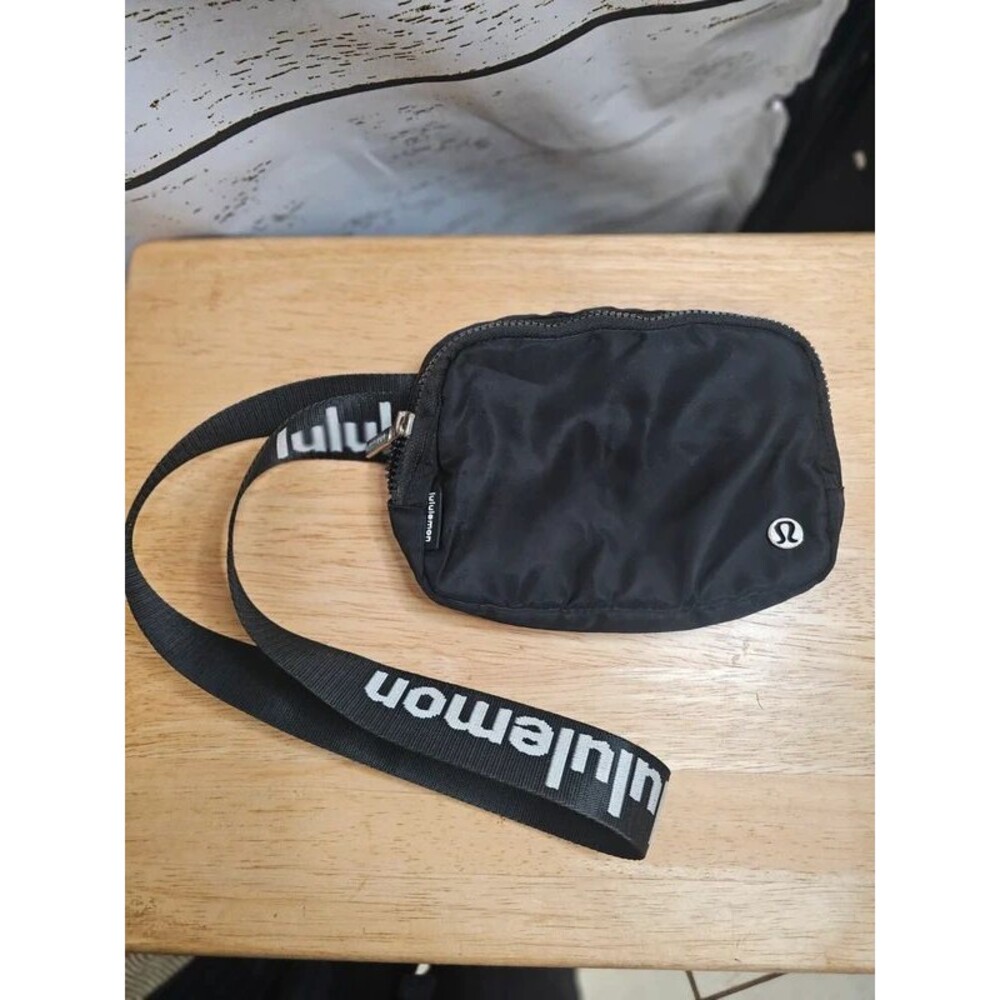 Lululemon Black Everywhere Belt Bag Logo Strap O/S